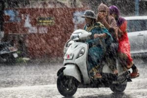 weather-heavy-monsoon-rain-in-ahmedabad_eb391c5a-7f55-11e8-8bd0-affd130bd192